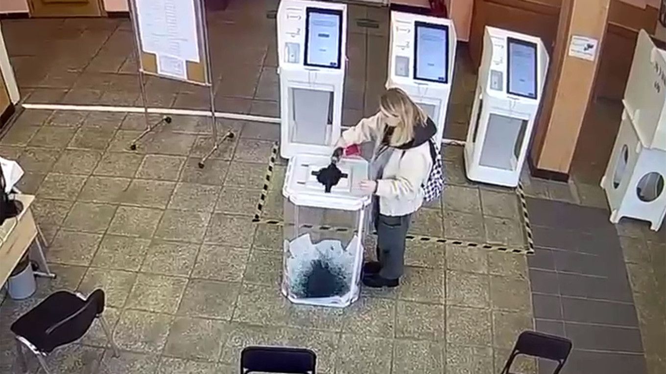 13euxd_russian_vote_attacks_x974