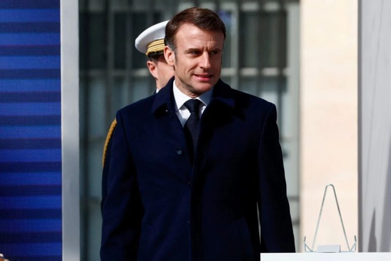 q2leag_macron_x974