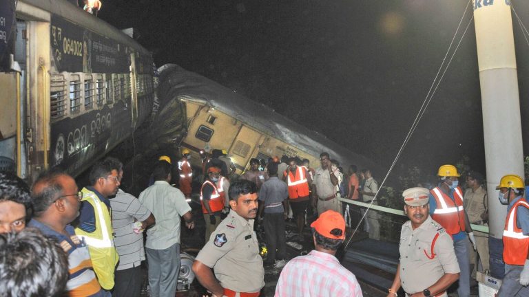 sl3058_train_accident_india_x974