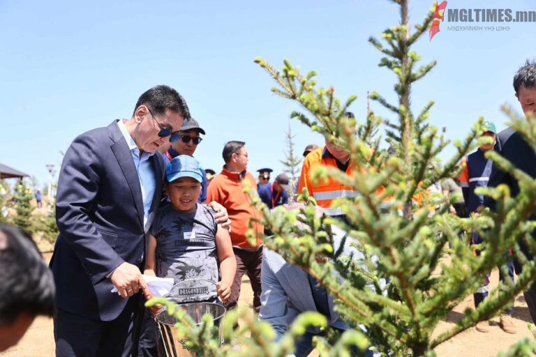 received_713851537716754-768x512